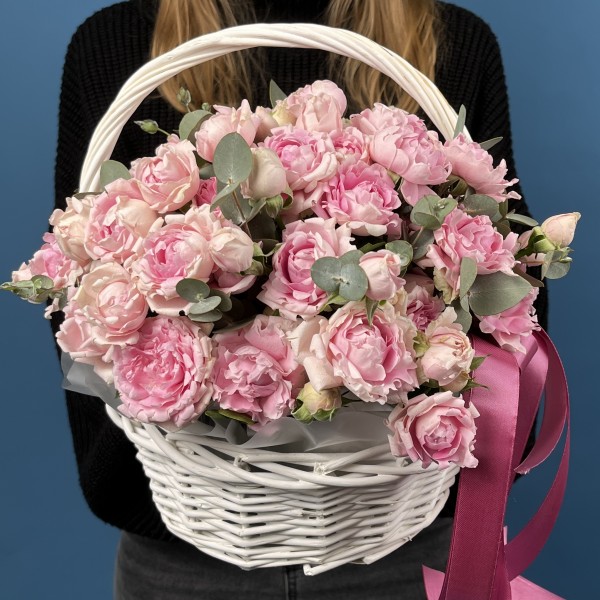 25 кустовых пионовидных роз Кэнди Флоу  в корзине